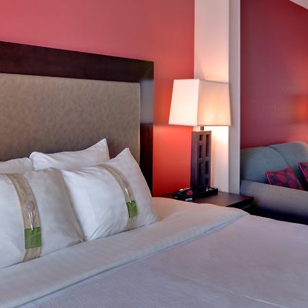Holiday Inn & Suites Bakersfield By Ihg Room photo