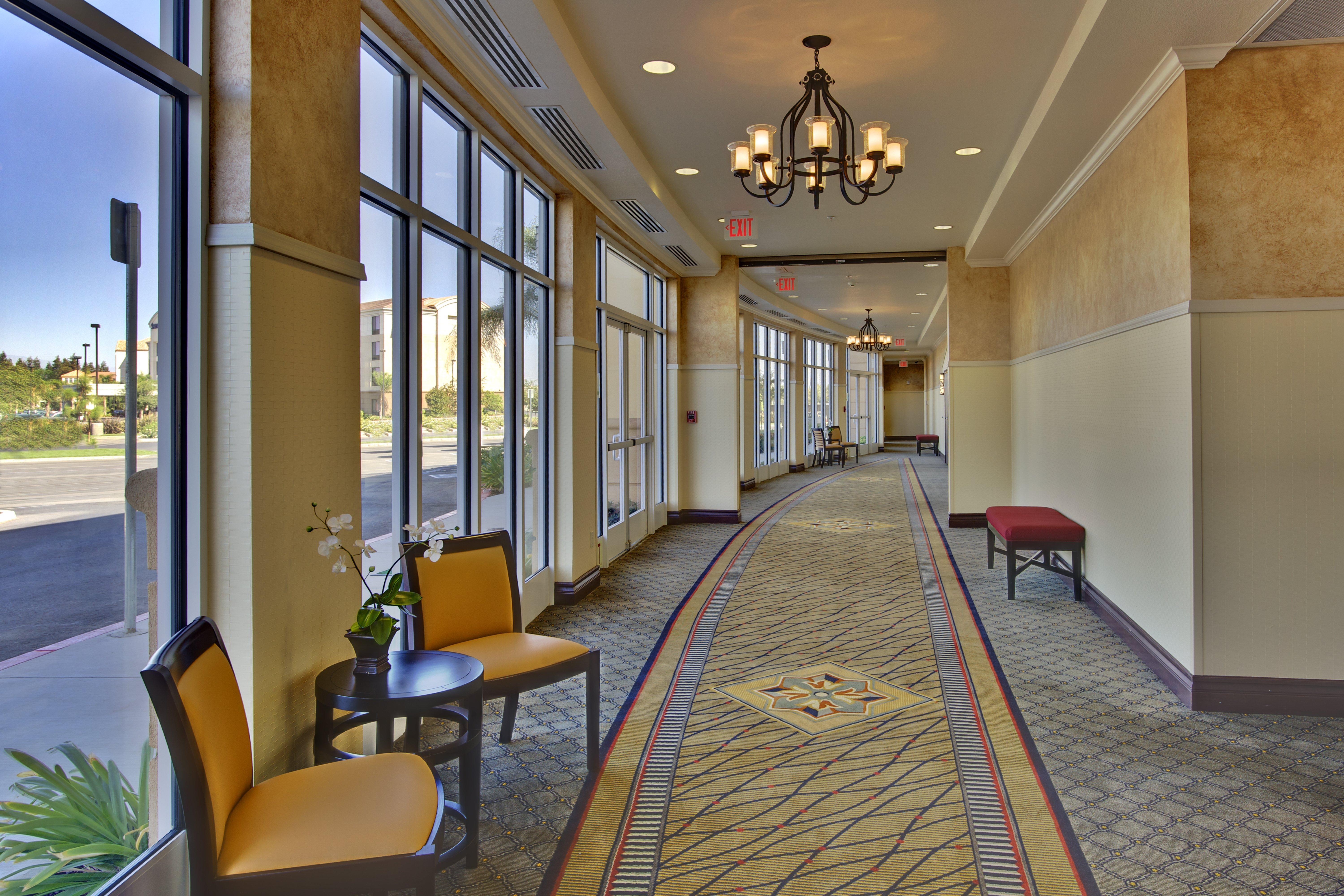 Holiday Inn & Suites Bakersfield By Ihg Exterior photo