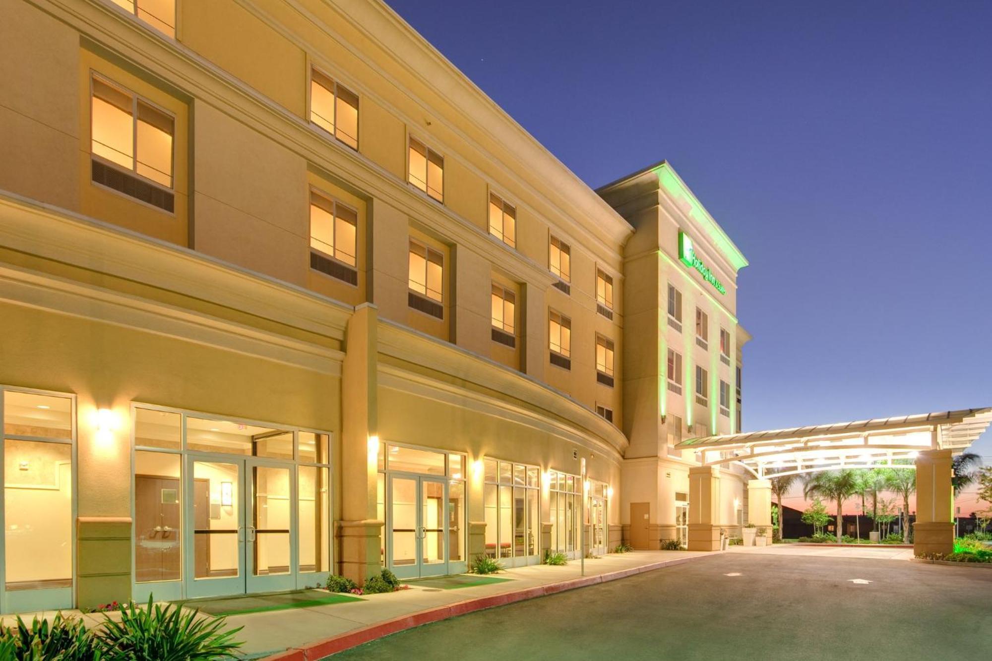 Holiday Inn & Suites Bakersfield By Ihg Exterior photo