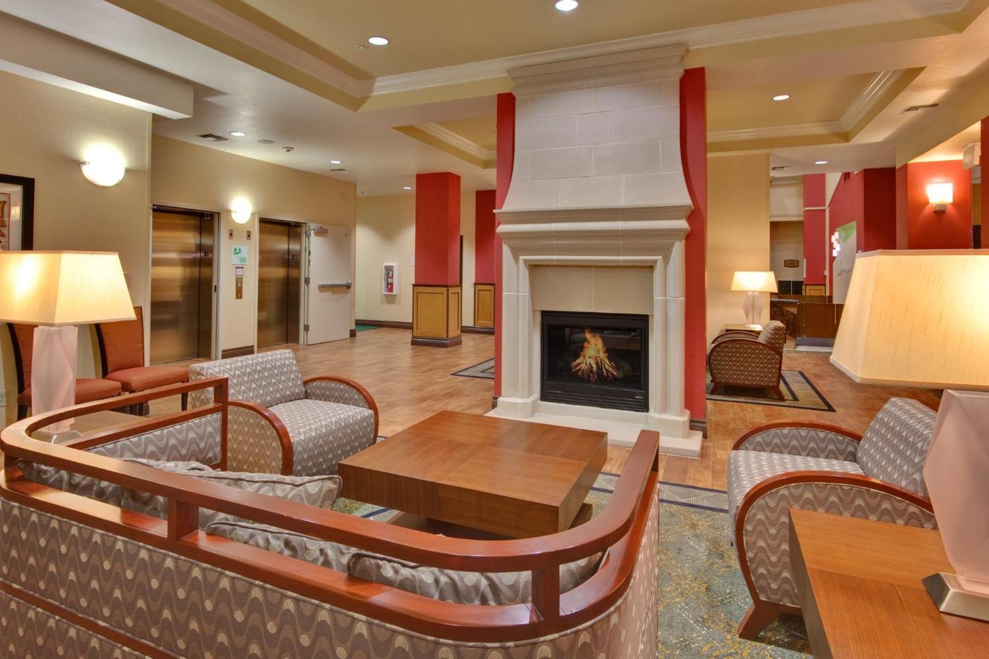 Holiday Inn & Suites Bakersfield By Ihg Exterior photo