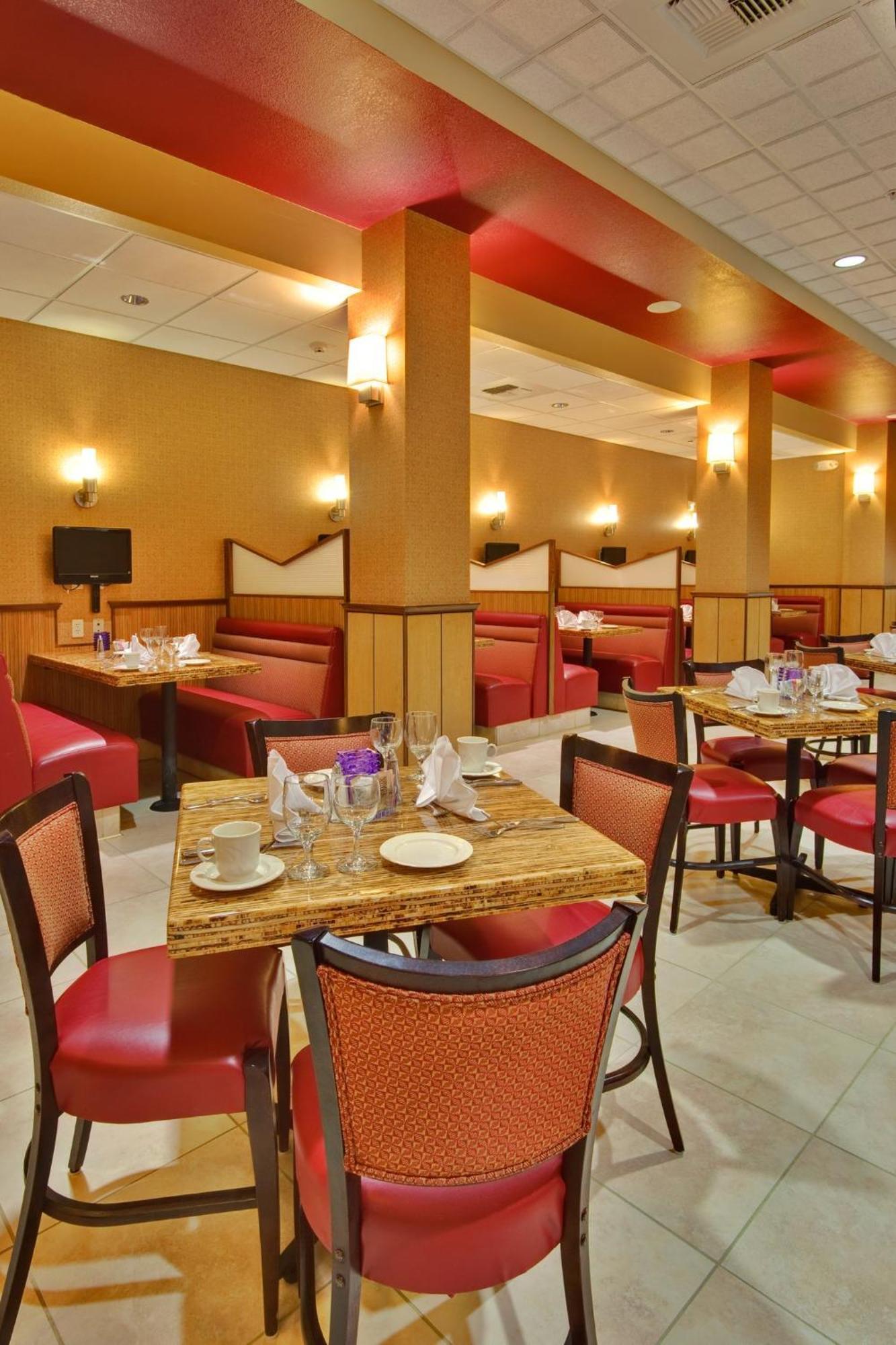 Holiday Inn & Suites Bakersfield By Ihg Exterior photo