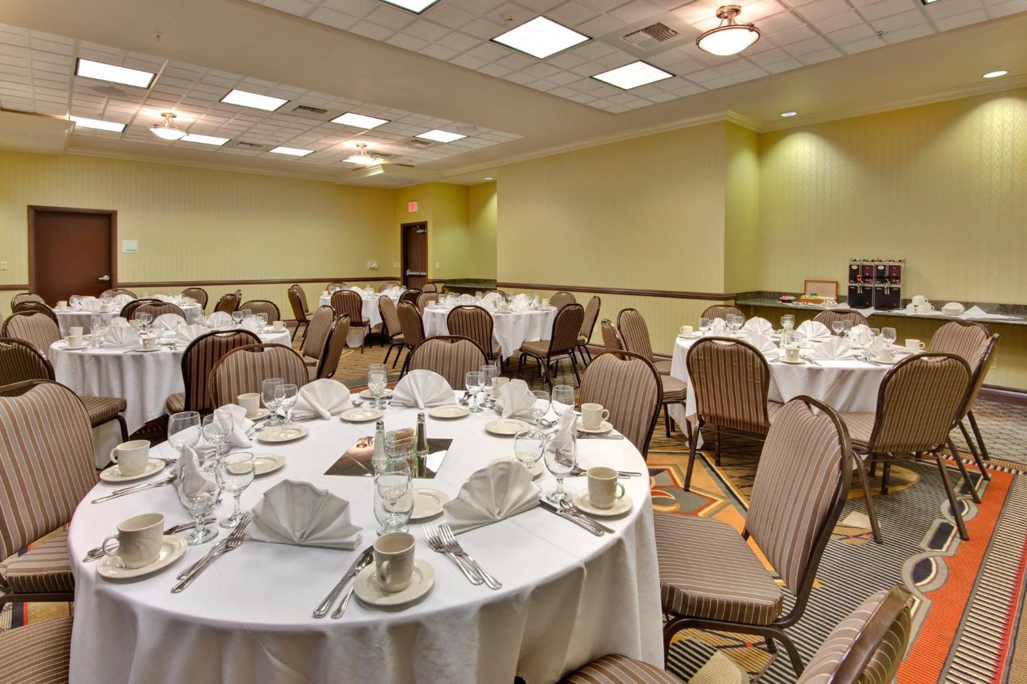 Holiday Inn & Suites Bakersfield By Ihg Exterior photo