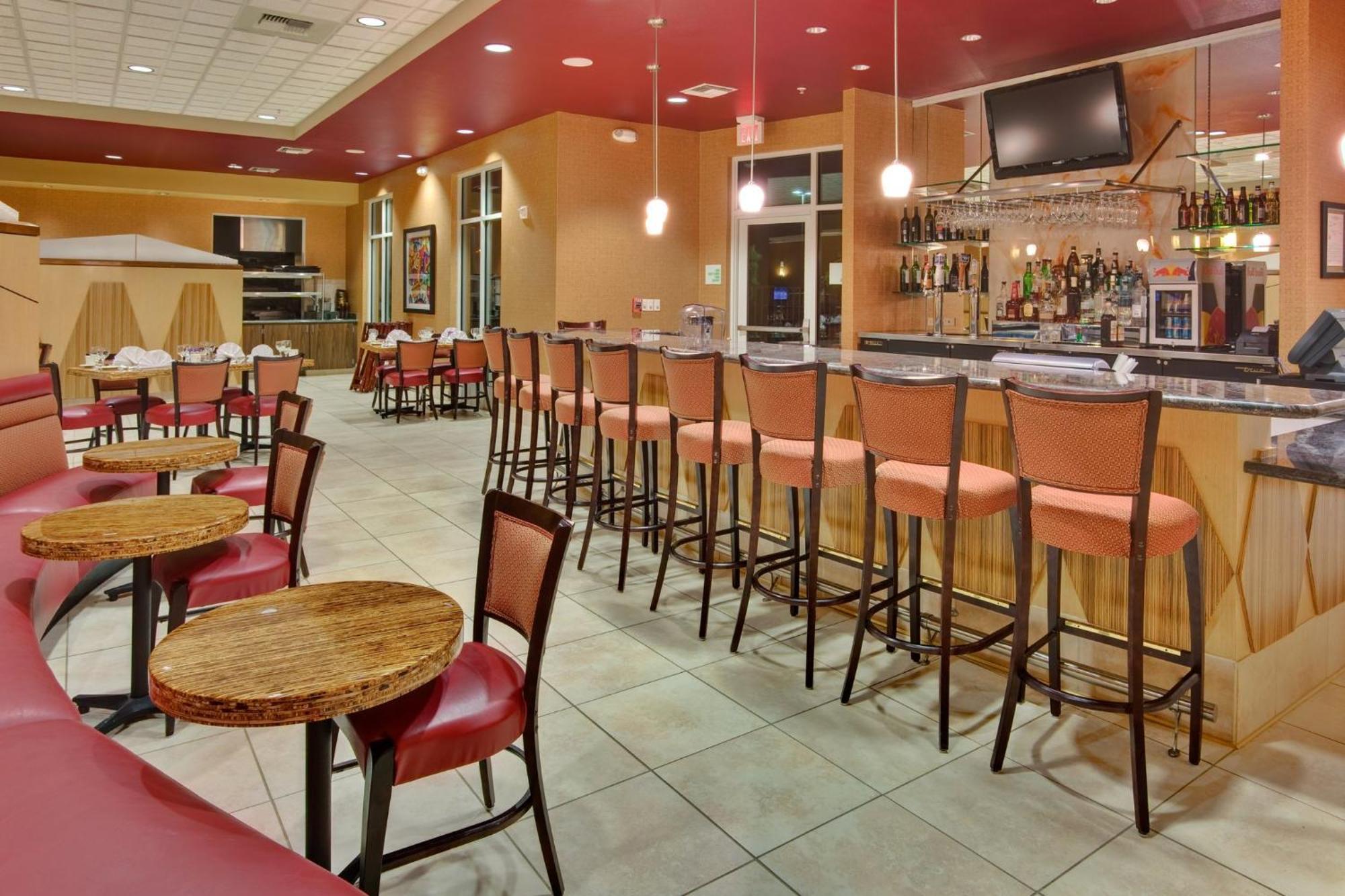 Holiday Inn & Suites Bakersfield By Ihg Exterior photo